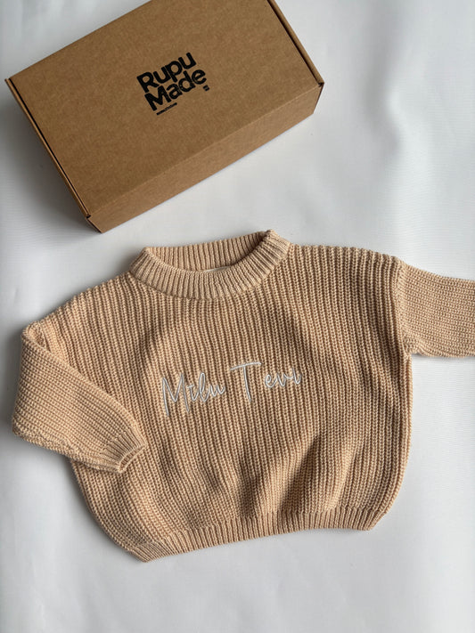 Adīts džemperis ar izšuvumu