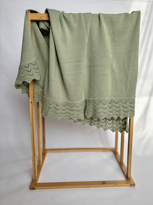 Adīta sedziņa ar izšūtu vārdu - Crochet