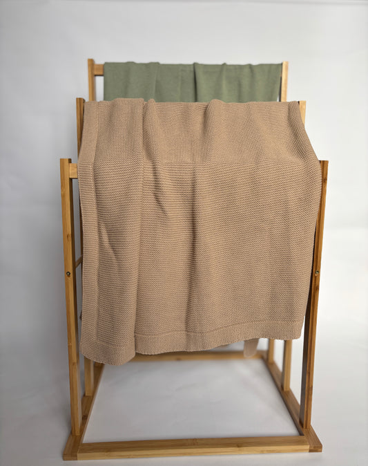 Adīta sedziņa ar izšūtu vārdu – Minimal