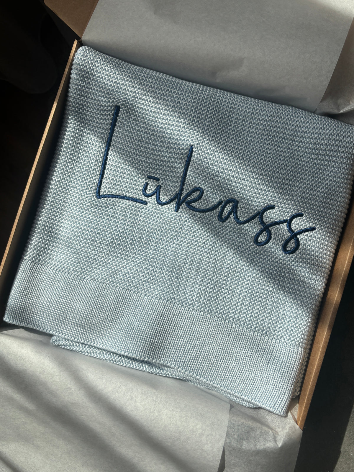 Bambusa adītā sedziņa ar personalizētu vārda izšuvumu