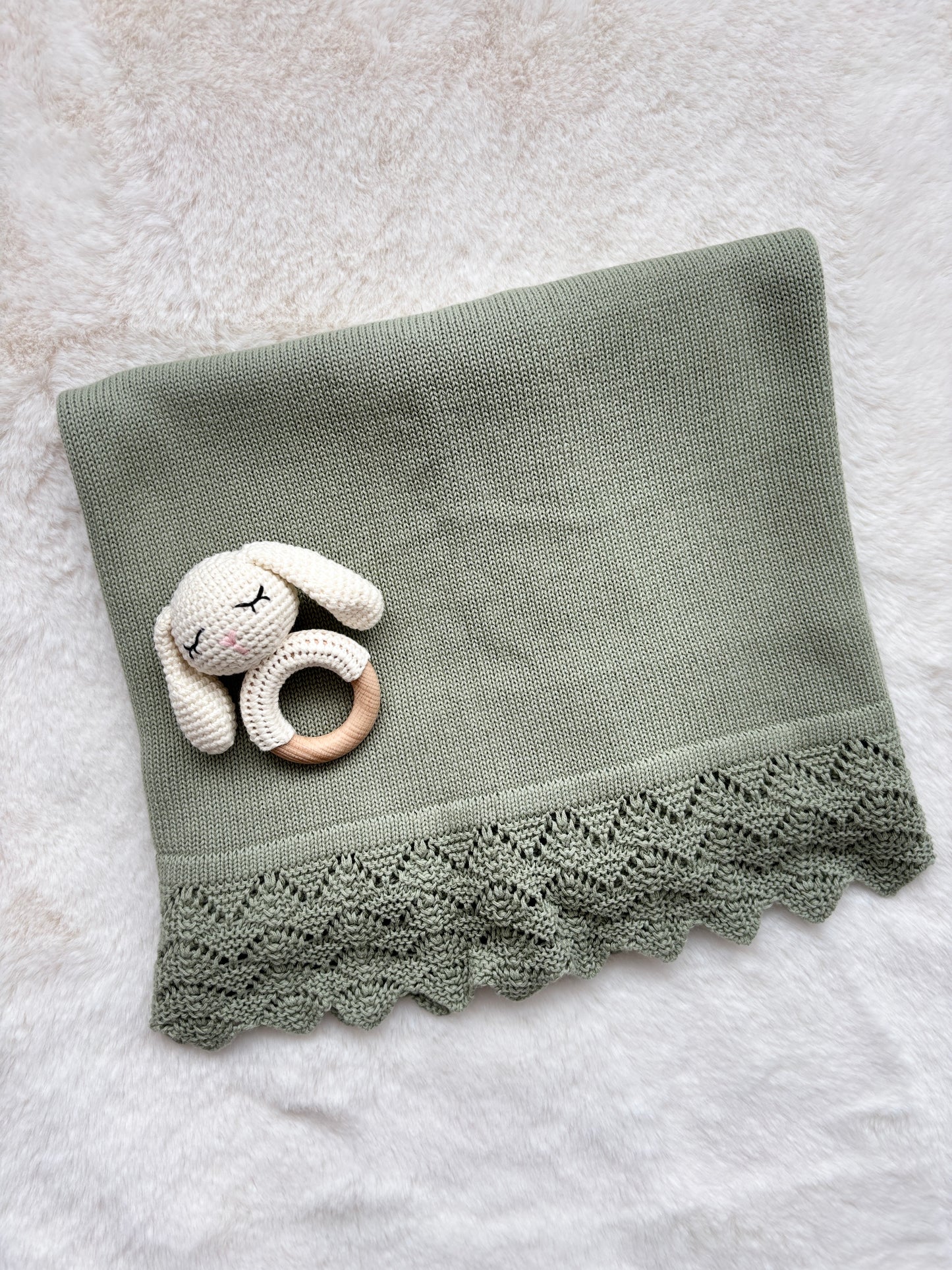 Adīta sedziņa ar izšūtu vārdu - Crochet