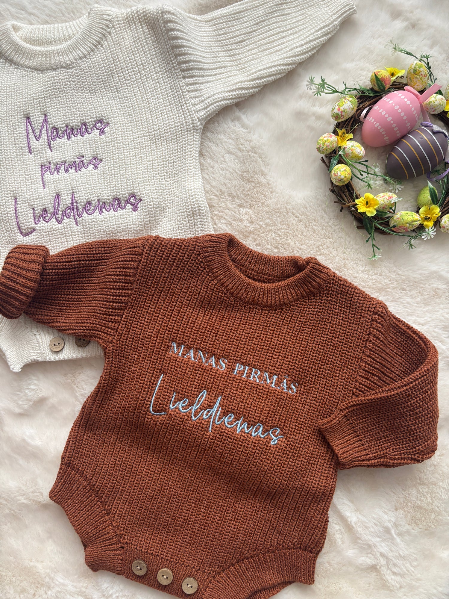 personalized baby romper my first easter knitted baby outfit. manas pirmās Lieldienas. Personalizēts Lieldienu džemperis