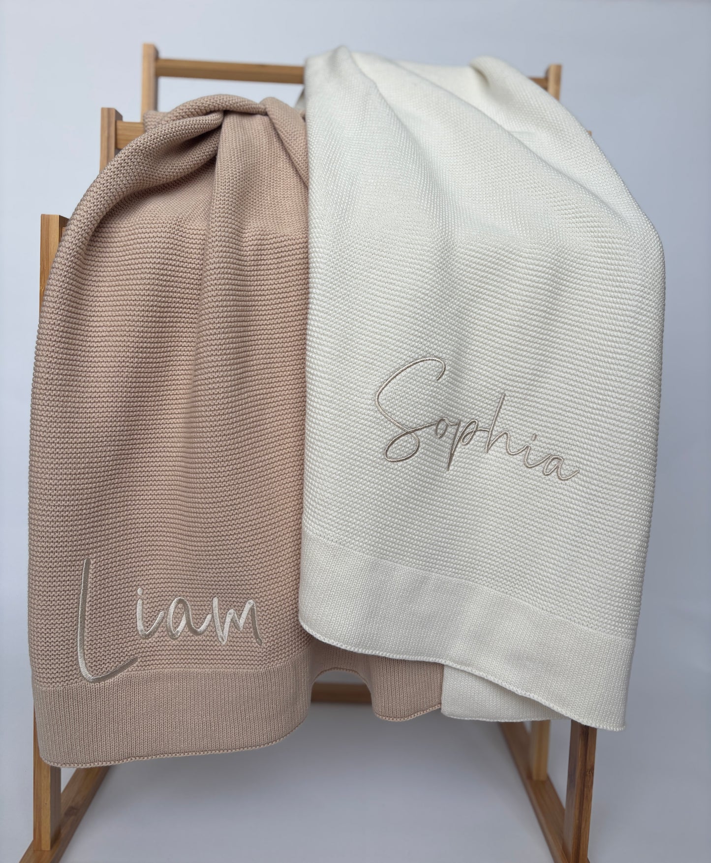 Adīta sedziņa ar izšūtu vārdu